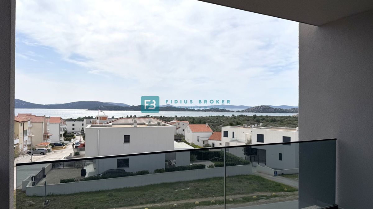VODICE, novo, hiša z dvema stanovanjemaa, panoramski pogled na morje, bazen, vrt