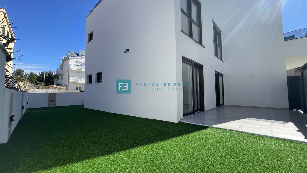 VODICE - SRIMA, nova, dvojček, 300 m do plaže, pogled na morje, S1