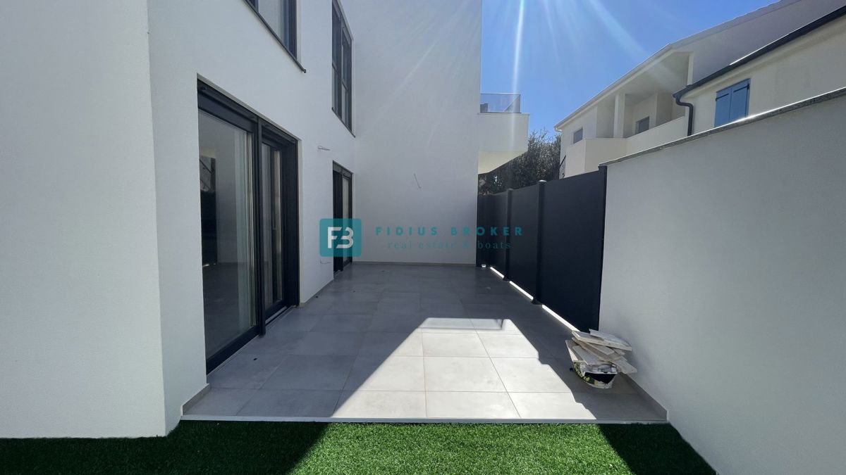 VODICE - SRIMA, nova, dvojček, 300 m do plaže, pogled na morje, S1