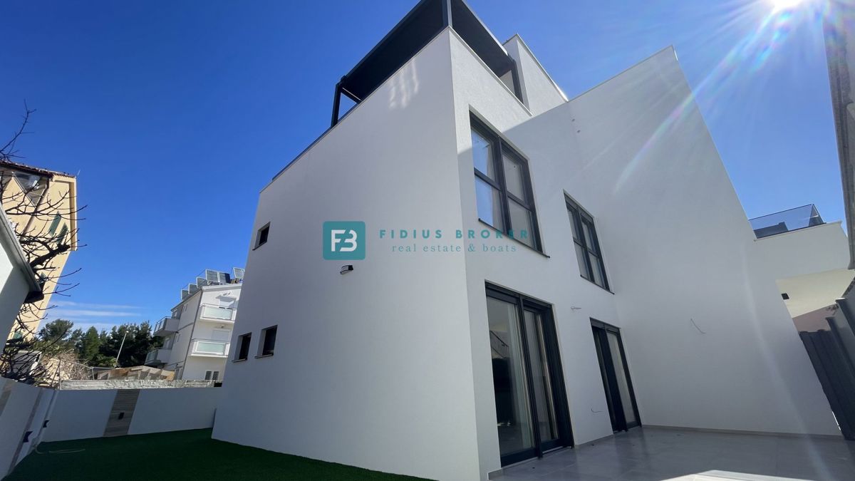 VODICE - SRIMA, nova, dvojček, 300 m do plaže, pogled na morje, S1