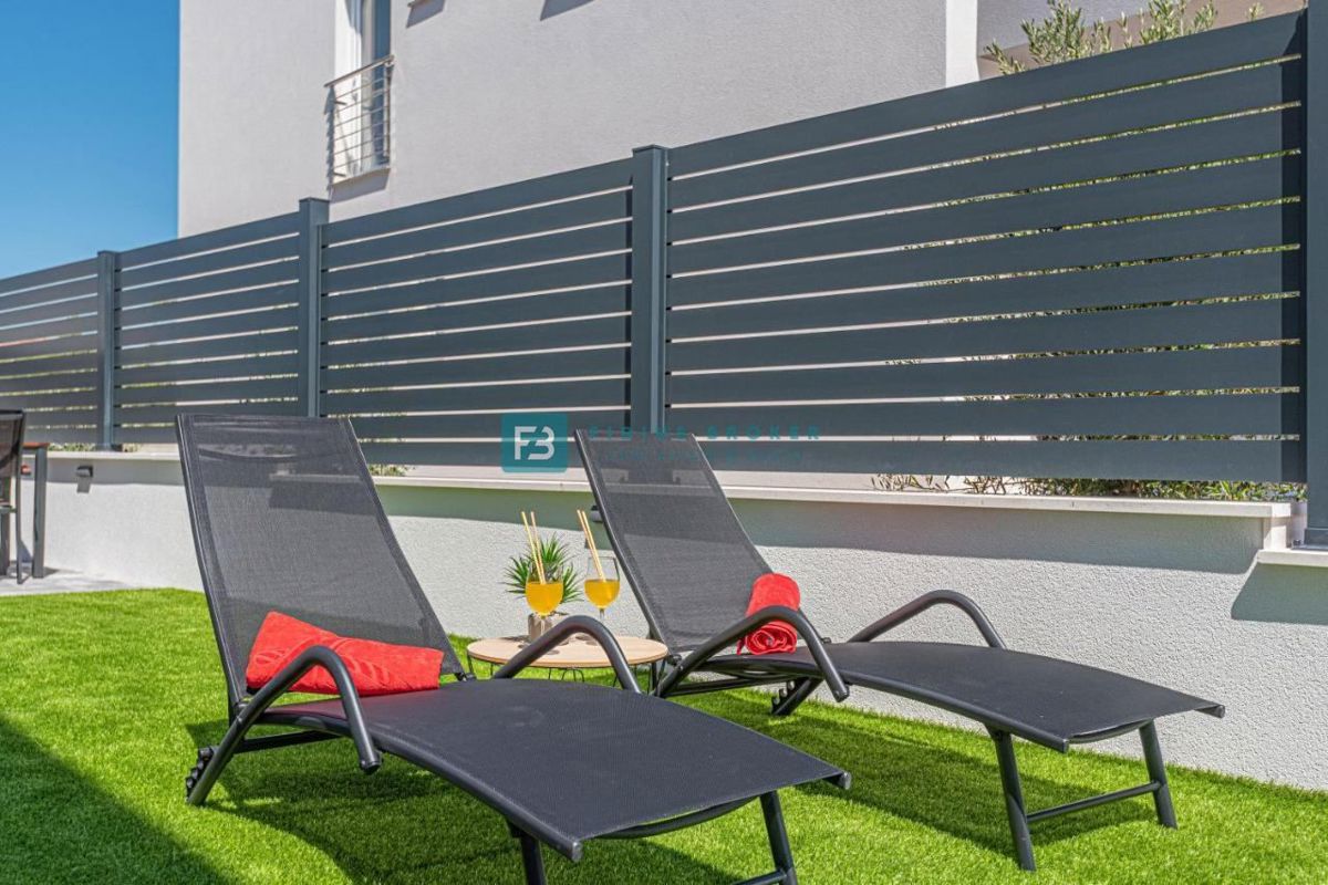 VODICE, nova, moderno opremljena hiša, bazen, 4 spalnice