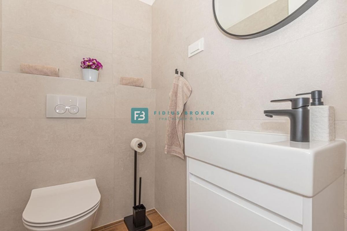 VODICE, nova, moderno opremljena hiša, bazen, 4 spalnice