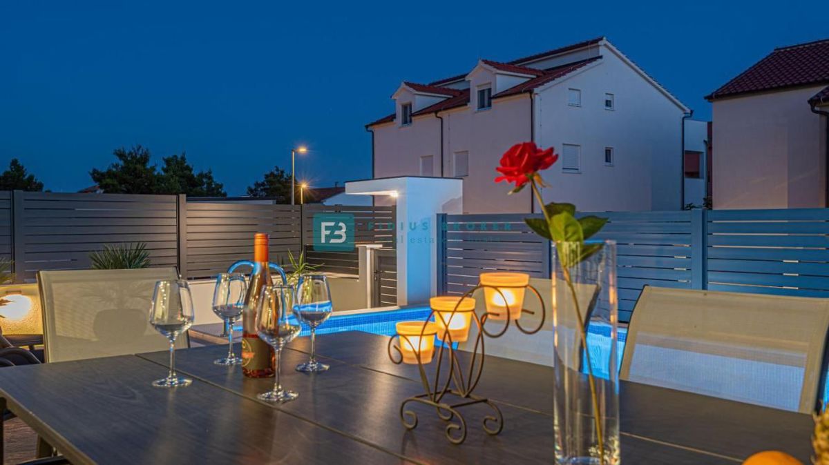 VODICE, nova, moderno opremljena hiša, bazen, 4 spalnice