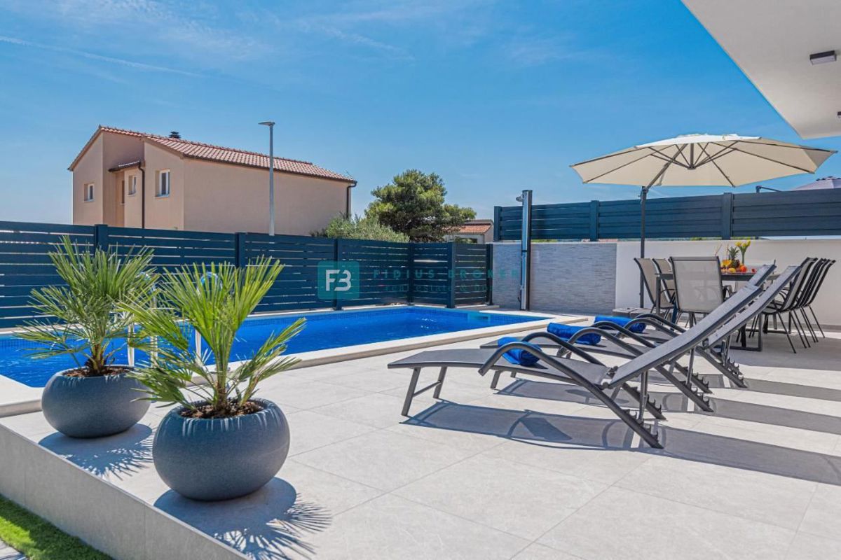 VODICE, nova, moderno opremljena hiša, bazen, 4 spalnice