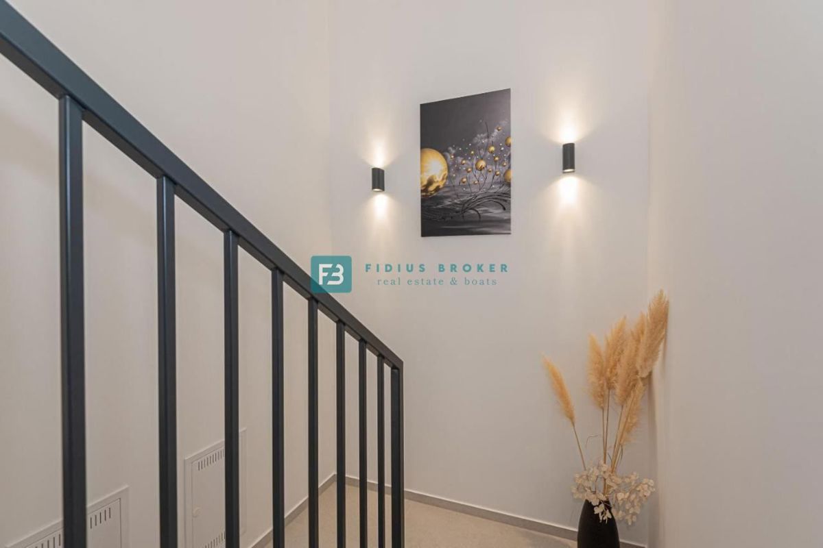 VODICE, nova, moderno opremljena hiša, bazen, 4 spalnice