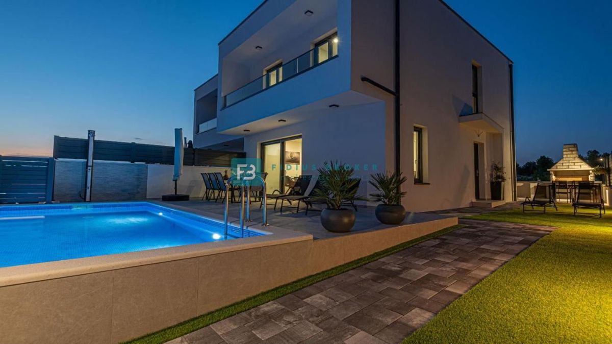 VODICE, nova, moderno opremljena hiša, bazen, 4 spalnice