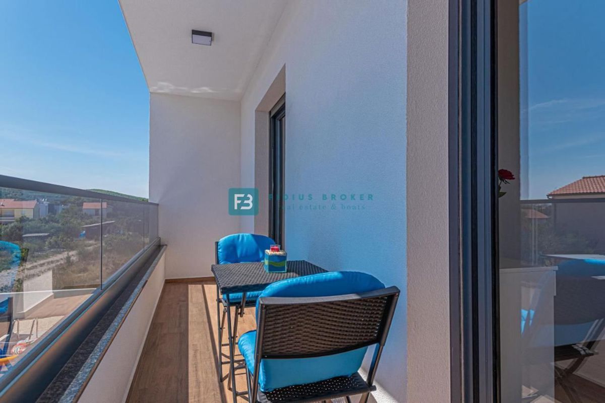 VODICE, nova, moderno opremljena hiša, bazen, 4 spalnice