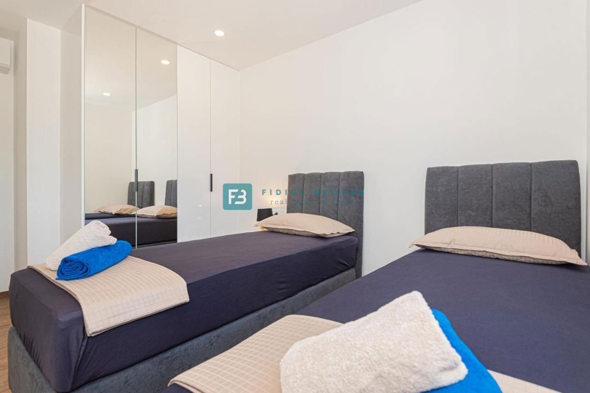 VODICE, nova, moderno opremljena hiša, bazen, 4 spalnice