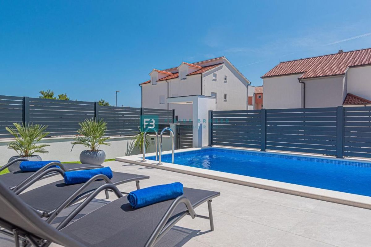 VODICE, nova, moderno opremljena hiša, bazen, 4 spalnice