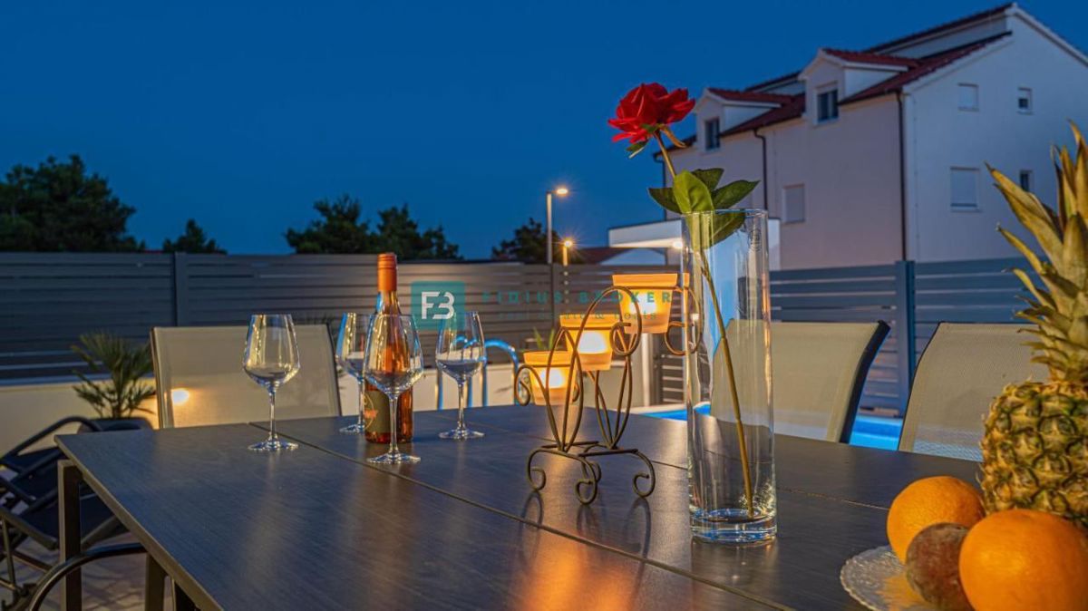 VODICE, nova, moderno opremljena hiša, bazen, 4 spalnice