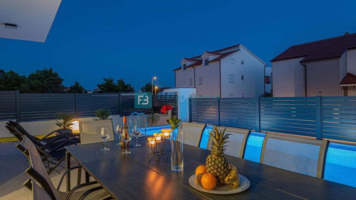 VODICE, nova, moderno opremljena hiša, bazen, 4 spalnice