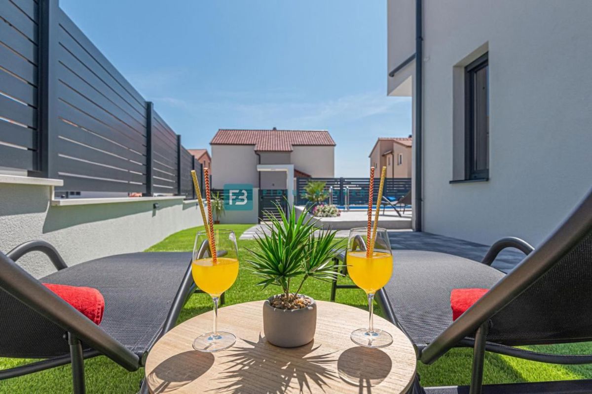 VODICE, nova, moderno opremljena hiša, bazen, 4 spalnice