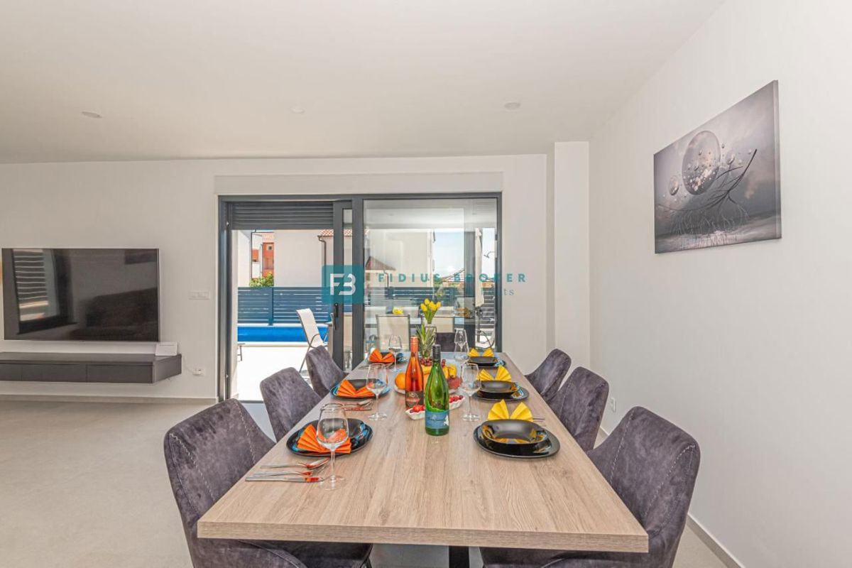 VODICE, nova, moderno opremljena hiša, bazen, 4 spalnice