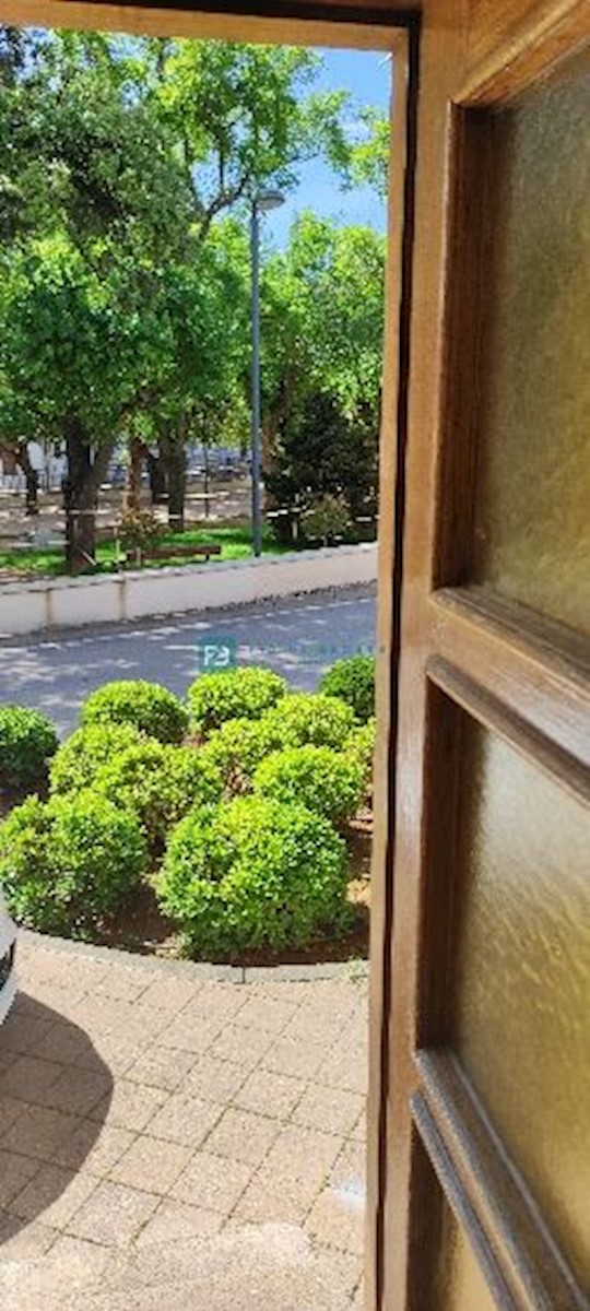 VODICE, strogi center, mansarda, terasa, pogled na park, 2sob