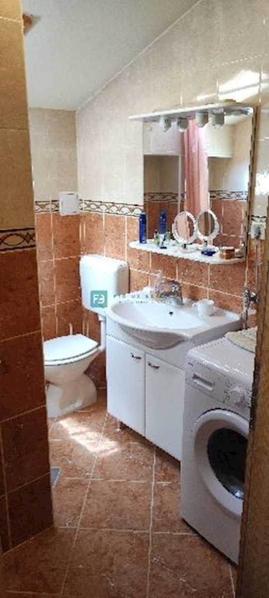 VODICE, strogi center, mansarda, terasa, pogled na park, 2sob