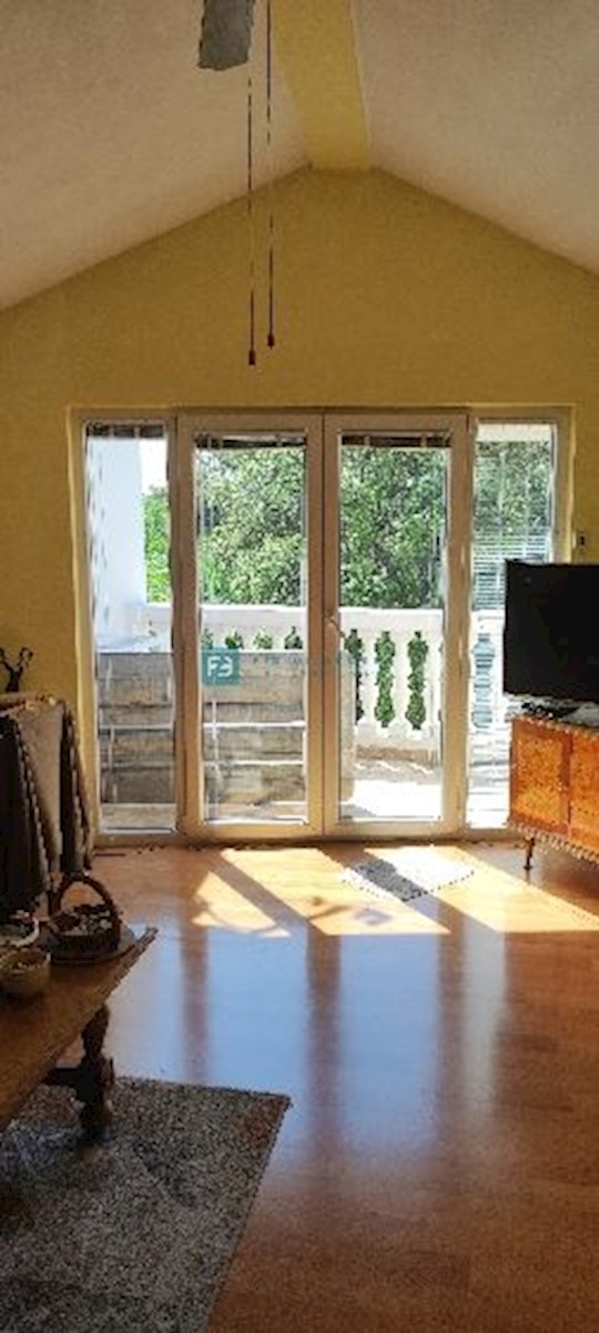 VODICE, strogi center, mansarda, terasa, pogled na park, 2sob