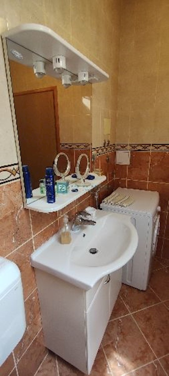VODICE, strogi center, mansarda, terasa, pogled na park, 2sob