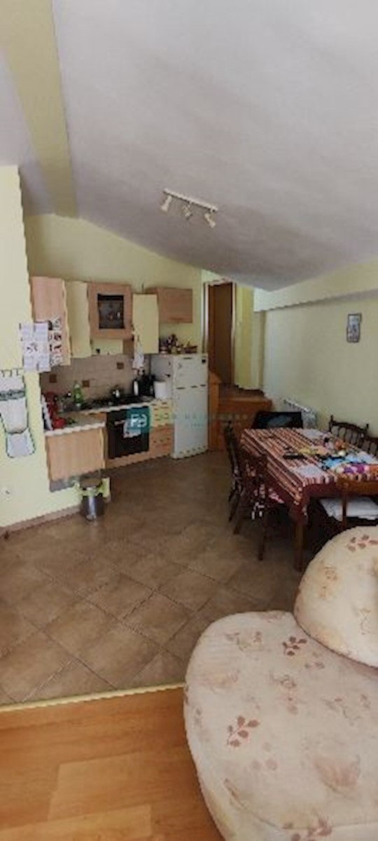 VODICE, strogi center, mansarda, terasa, pogled na park, 2sob
