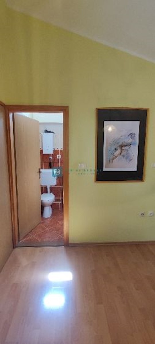 VODICE, strogi center, mansarda, terasa, pogled na park, 2sob