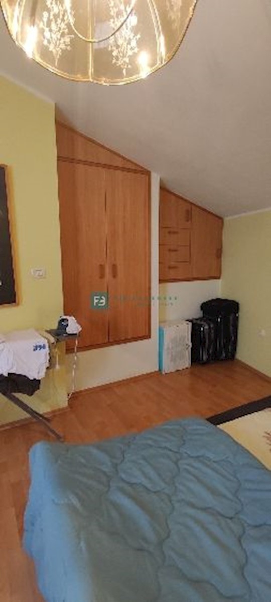 VODICE, strogi center, mansarda, terasa, pogled na park, 2sob