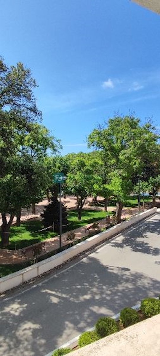 VODICE, strogi center, mansarda, terasa, pogled na park, 2sob