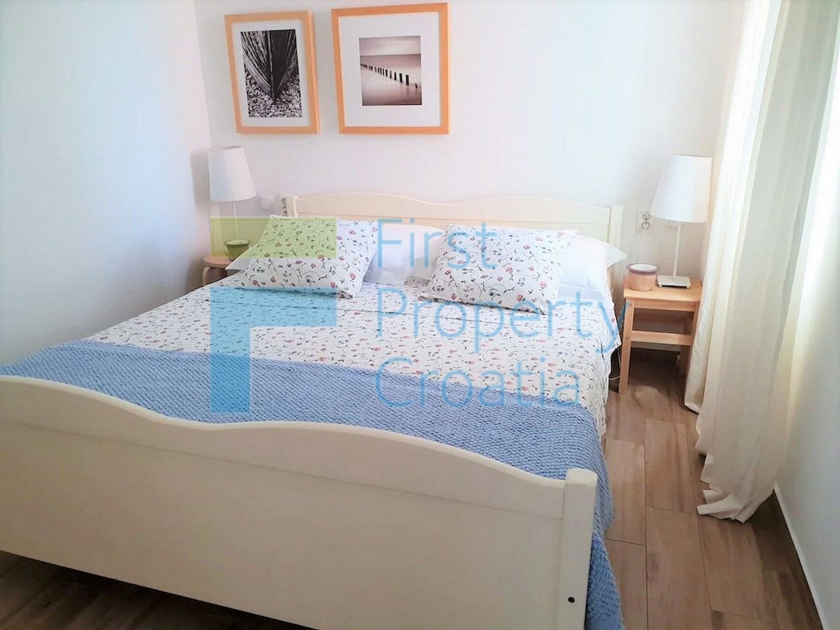 TG1642 - Kuća u prvom redu u mirnom području blizu Trogira, na prodaju