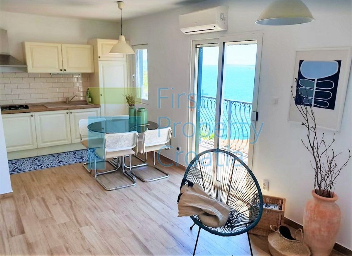 TG1642 - Kuća u prvom redu u mirnom području blizu Trogira, na prodaju