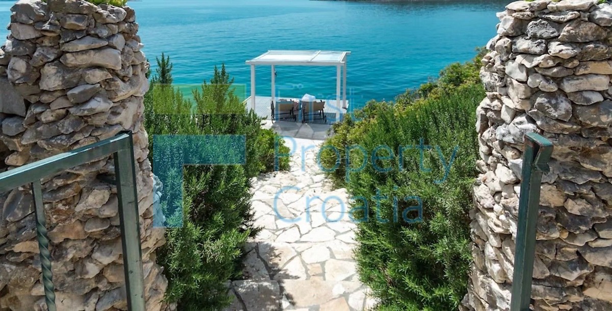 TG1642 - Kuća u prvom redu u mirnom području blizu Trogira, na prodaju