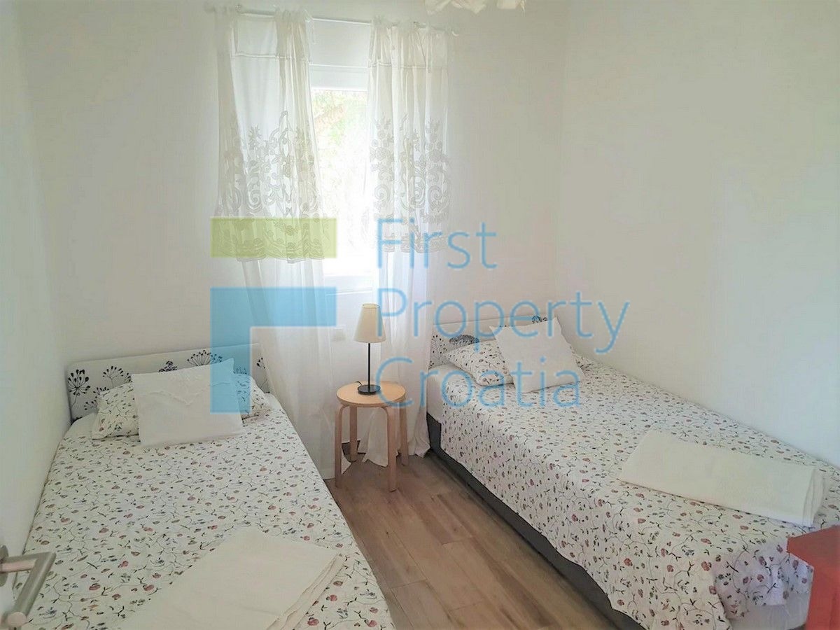 TG1642 - Kuća u prvom redu u mirnom području blizu Trogira, na prodaju