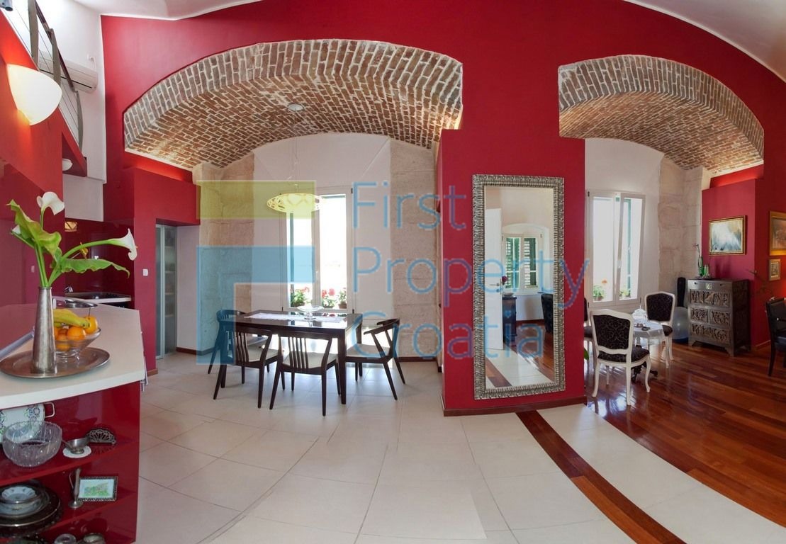 ST1245 - Apartman smješten unutar zidina palače, Split, na prodaju