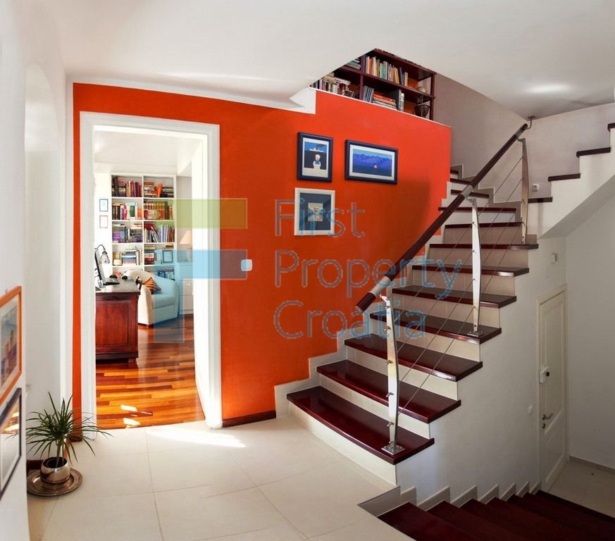 ST1245 - Apartman smješten unutar zidina palače, Split, na prodaju