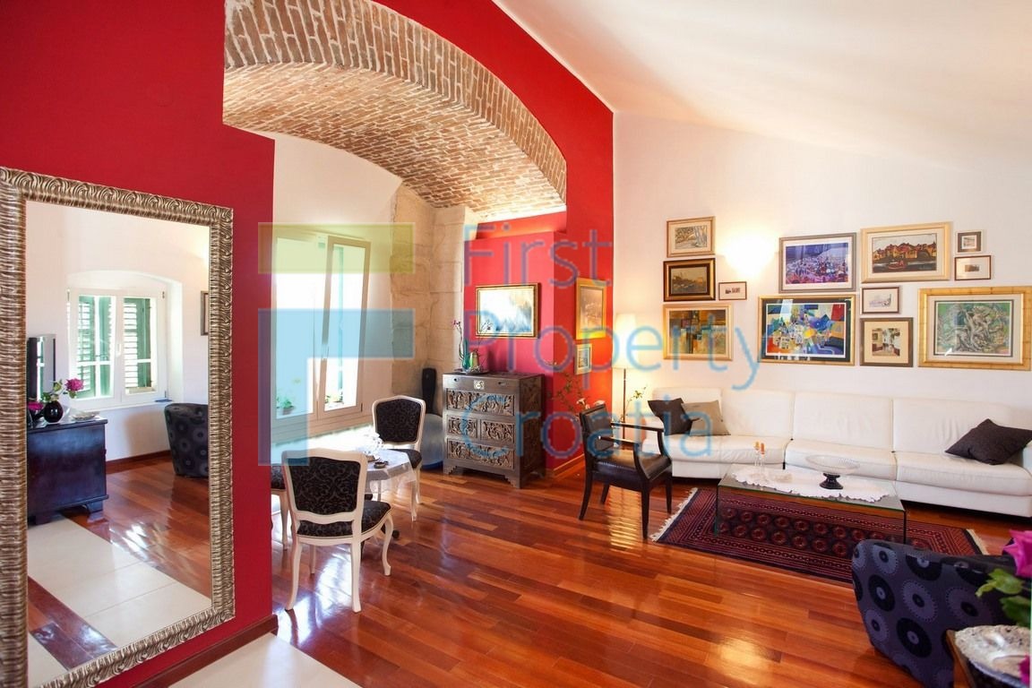 ST1245 - Apartman smješten unutar zidina palače, Split, na prodaju