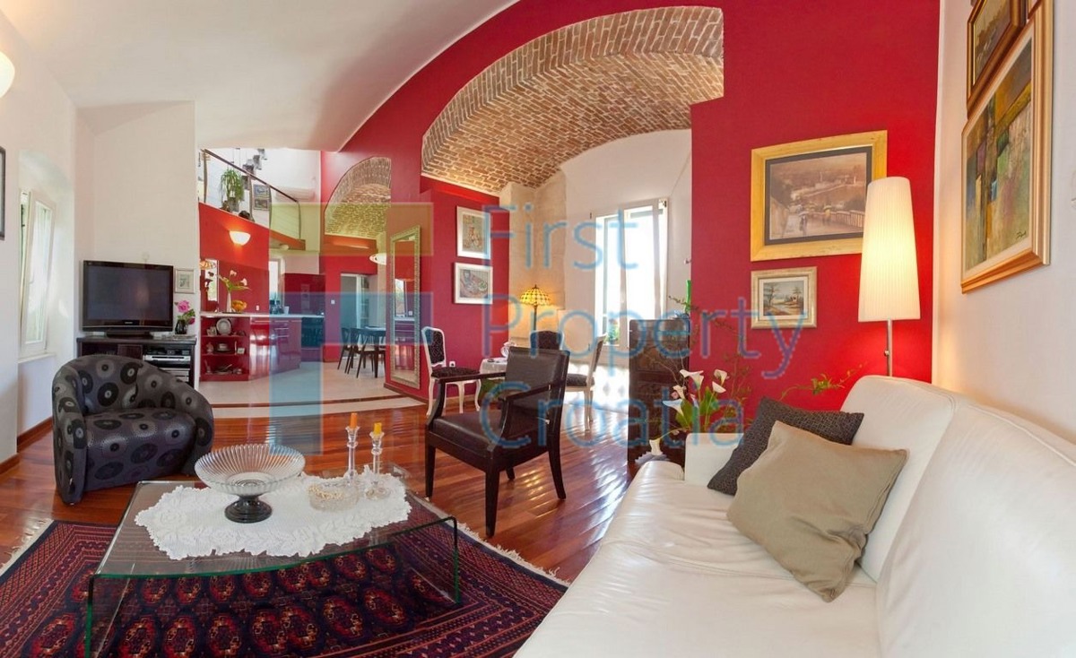 ST1245 - Apartman smješten unutar zidina palače, Split, na prodaju