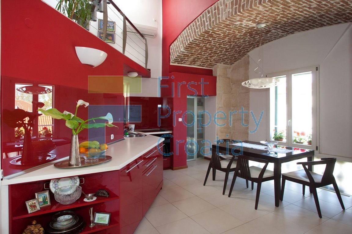 ST1245 - Apartman smješten unutar zidina palače, Split, na prodaju