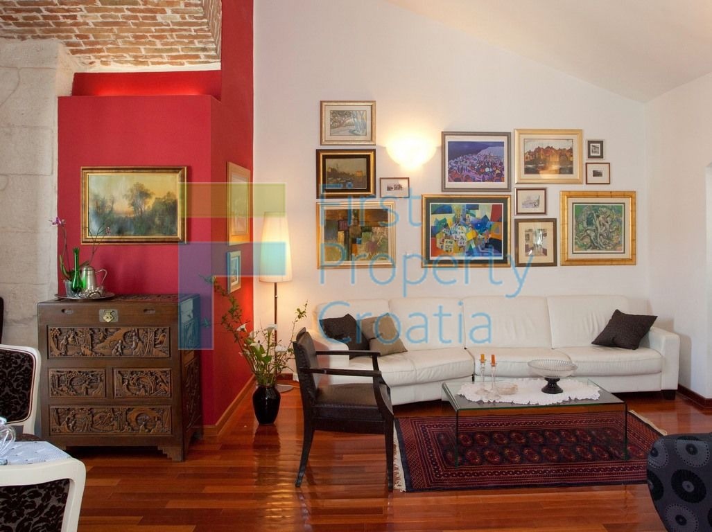 ST1245 - Apartman smješten unutar zidina palače, Split, na prodaju