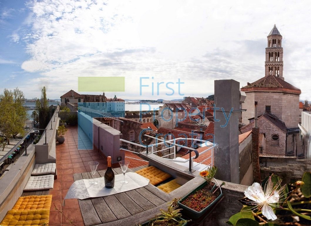 ST1245 - Apartman smješten unutar zidina palače, Split, na prodaju