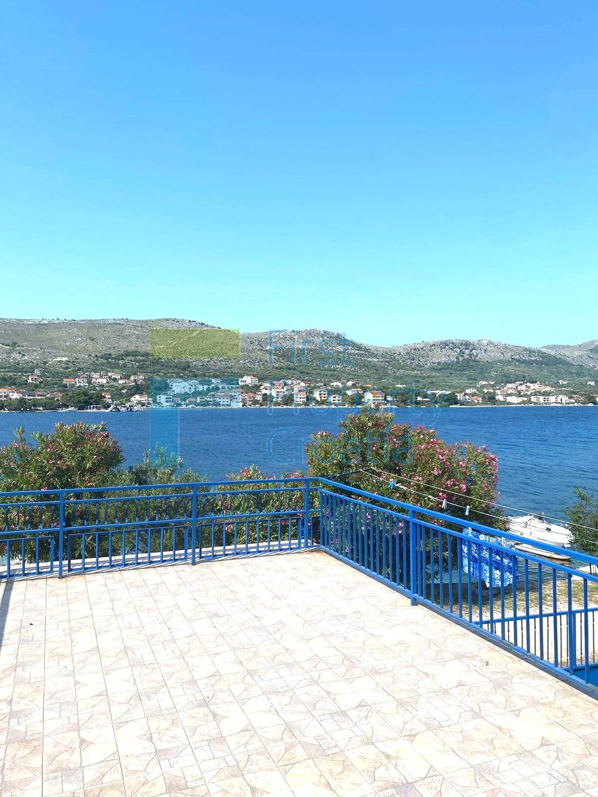 SI1690 - Kuća odmah iznad plaže, okolica Šibenika, na prodaju