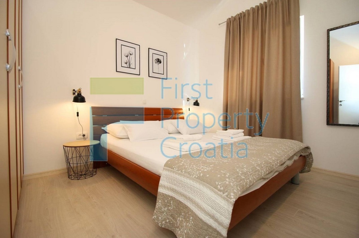 RG1638 - Apartmanska kuća u prvom redu do mora, Rogoznica, na prodaju