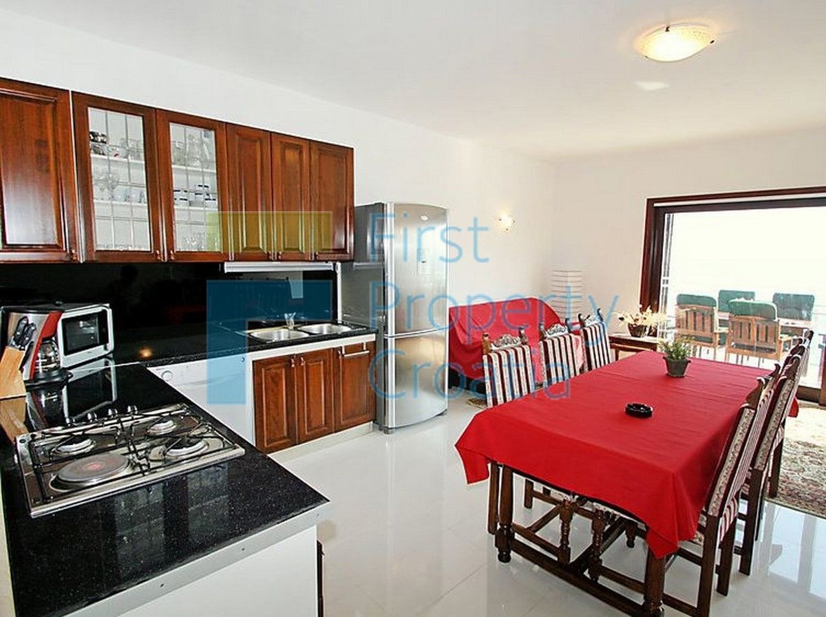 TG1009 - Apartmanska vila odmah iznad mora, Čiovo, na prodaju