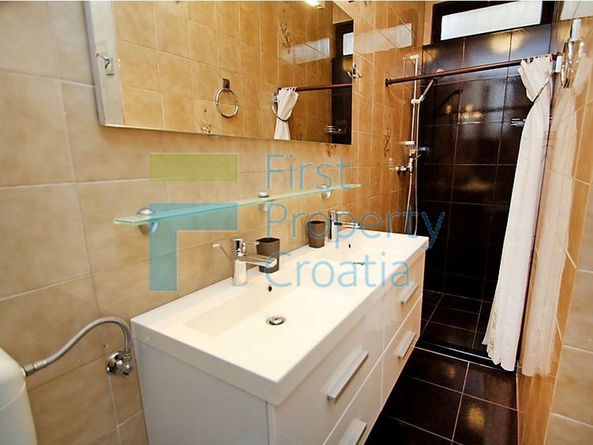 TG1009 - Apartmanska vila odmah iznad mora, Čiovo, na prodaju