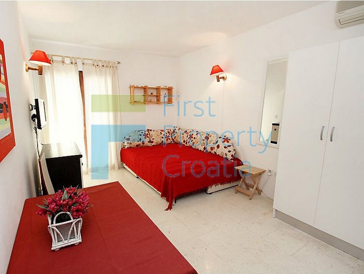 TG1009 - Apartmanska vila odmah iznad mora, Čiovo, na prodaju