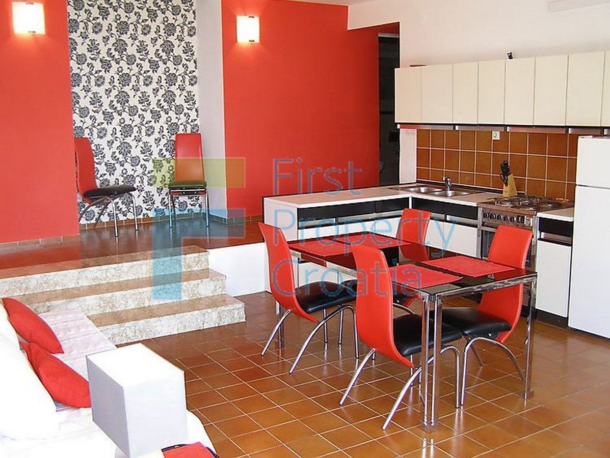 TG1009 - Apartmanska vila odmah iznad mora, Čiovo, na prodaju