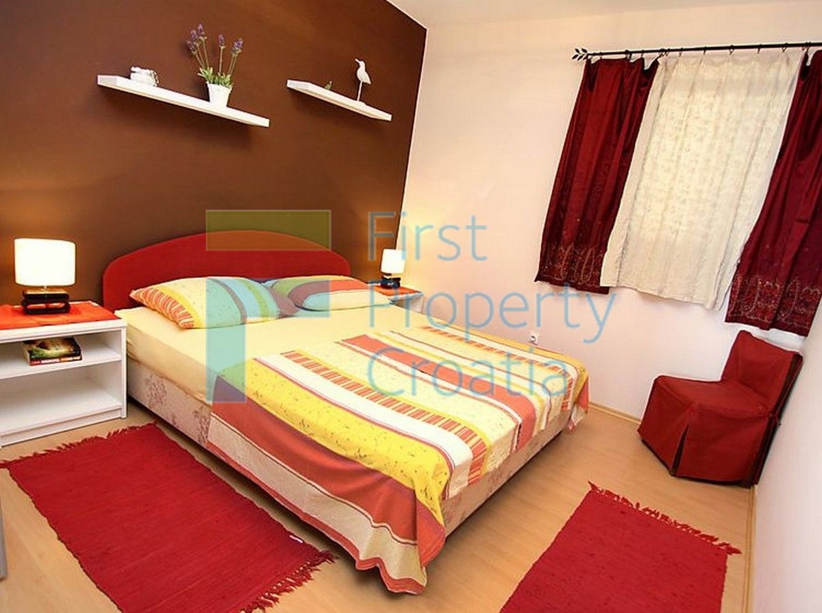 TG1009 - Apartmanska vila odmah iznad mora, Čiovo, na prodaju