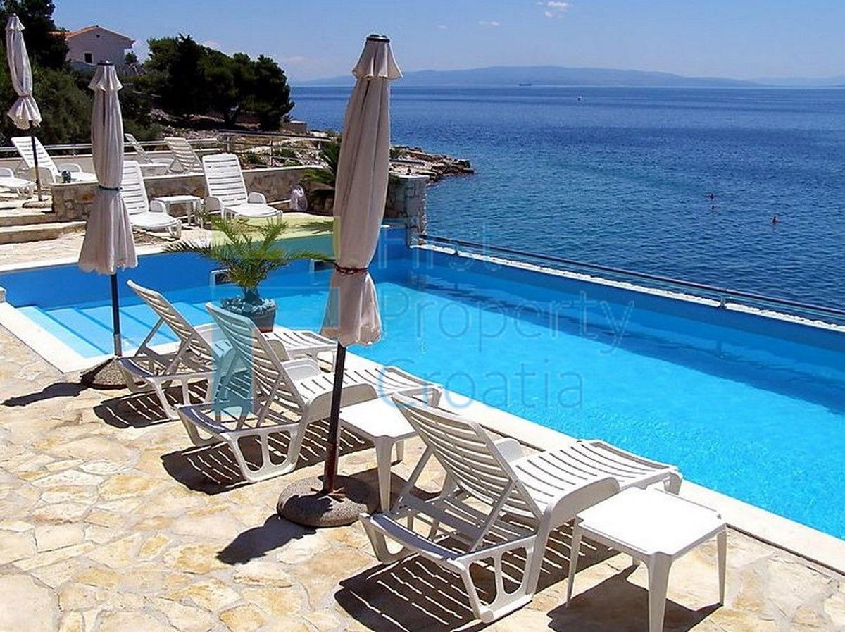 TG1009 - Apartmanska vila odmah iznad mora, Čiovo, na prodaju