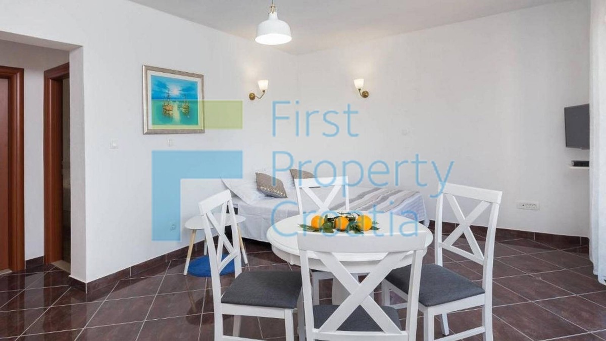 TG1585 - Kuća udaljena samo 40m od mora, blizina Trogira, na prodaju