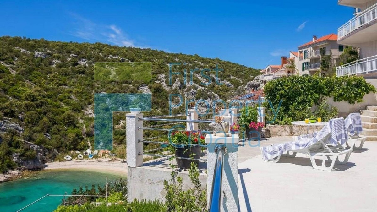 TG1585 - Kuća udaljena samo 40m od mora, blizina Trogira, na prodaju