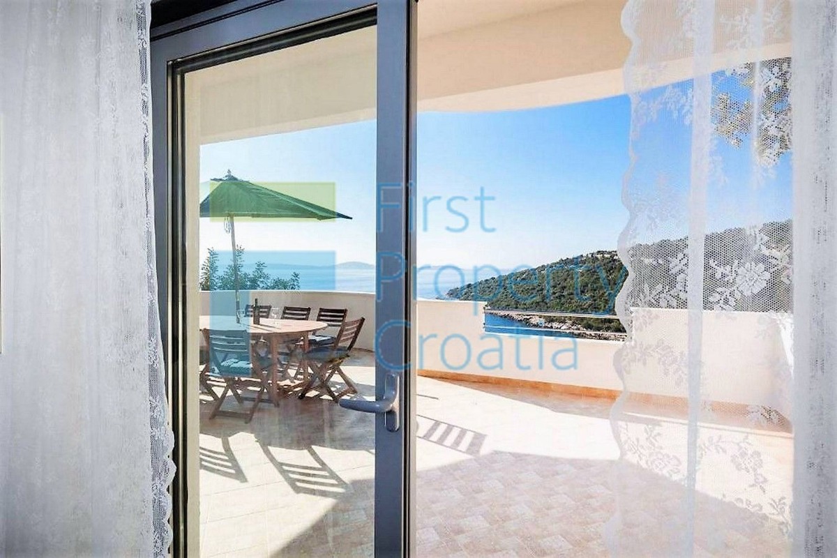 TG1585 - Kuća udaljena samo 40m od mora, blizina Trogira, na prodaju