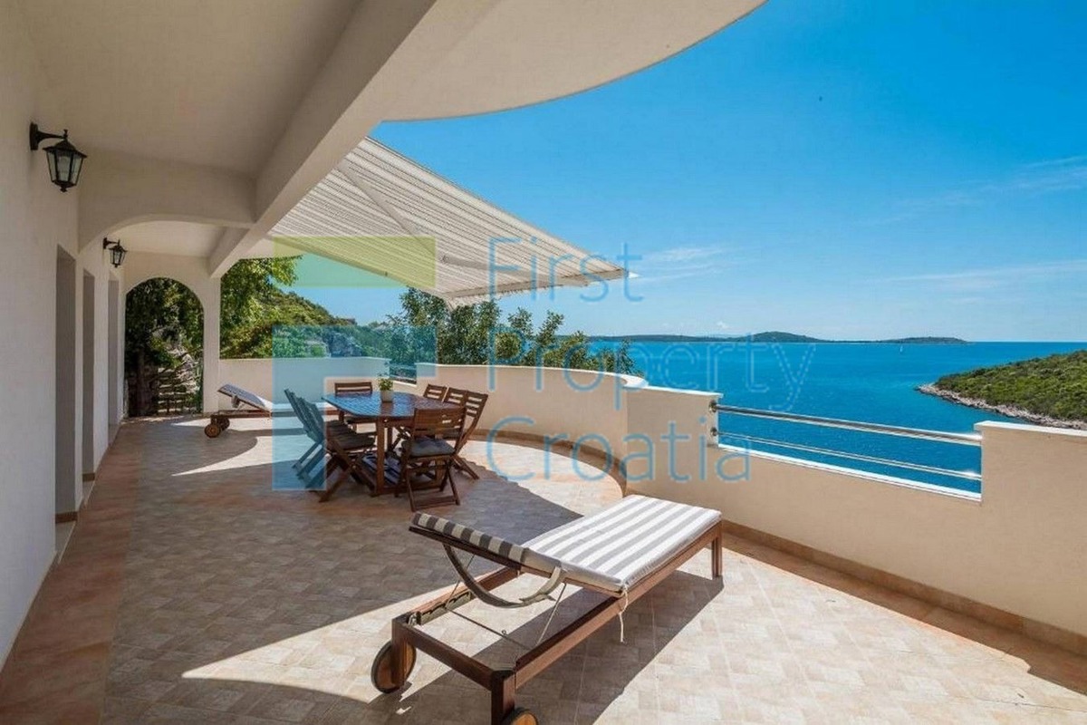 TG1585 - Kuća udaljena samo 40m od mora, blizina Trogira, na prodaju