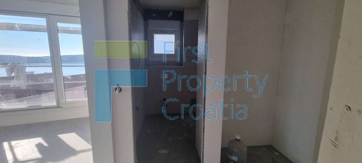 TG1622 - Apartmani s terasama s pogledom na more, Trogir, na prodaju