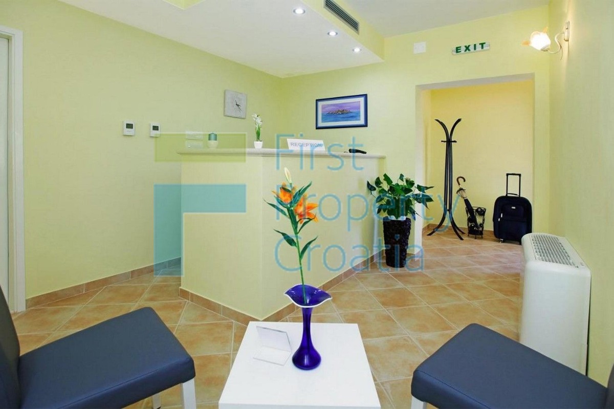 KO1696 - Mali obiteljski hotel odmah iznad mora, Korčula, na prodaju